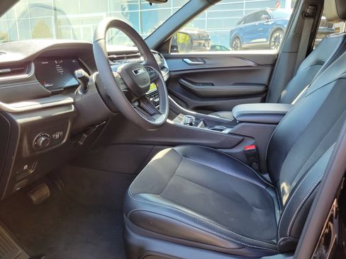 Used 2023 Jeep Grand Cherokee L Laredo AWD/4WD image 9