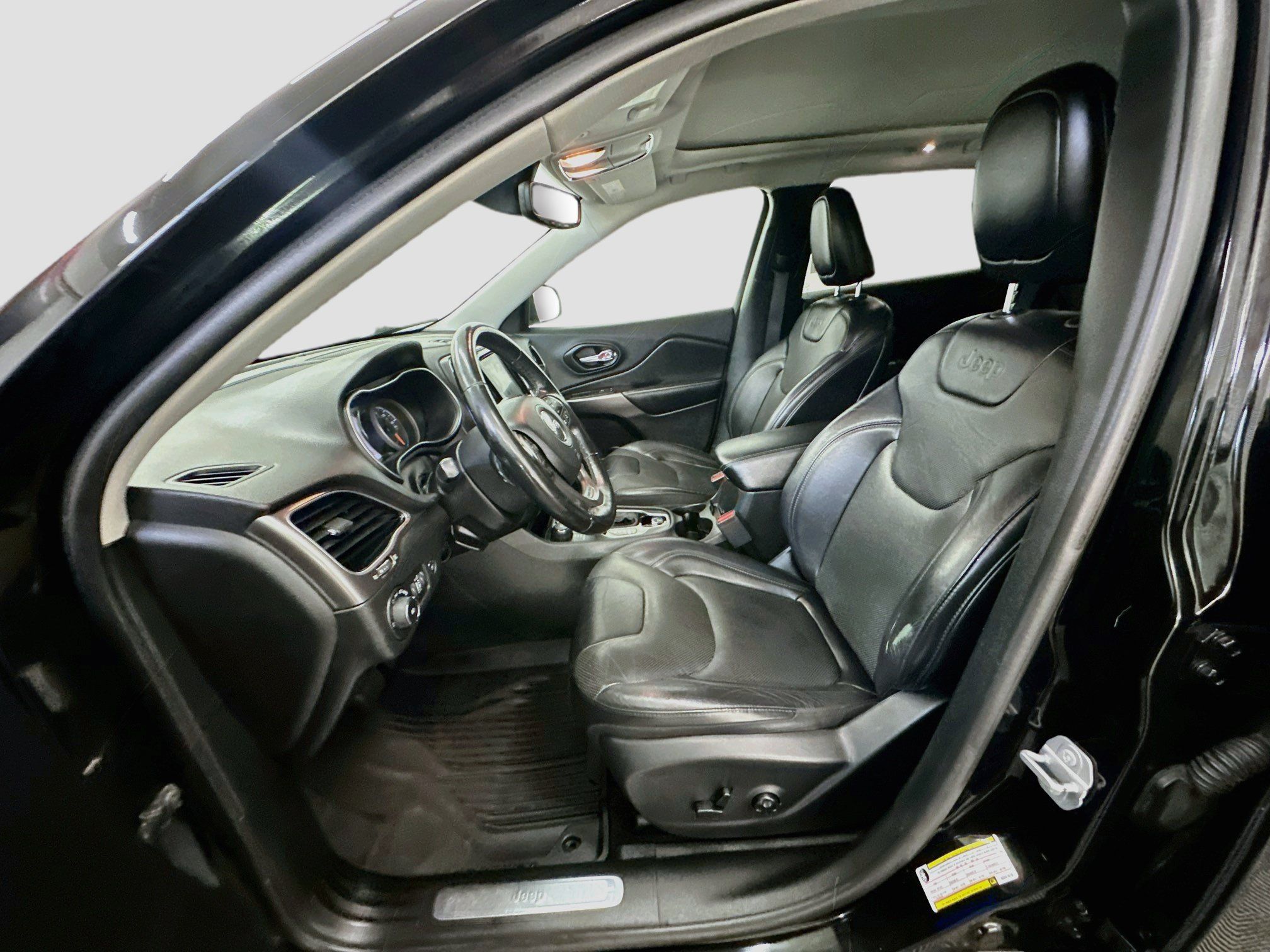 Used 2019 Jeep Cherokee Limited w/ Technology Group AWD/4WD image 13