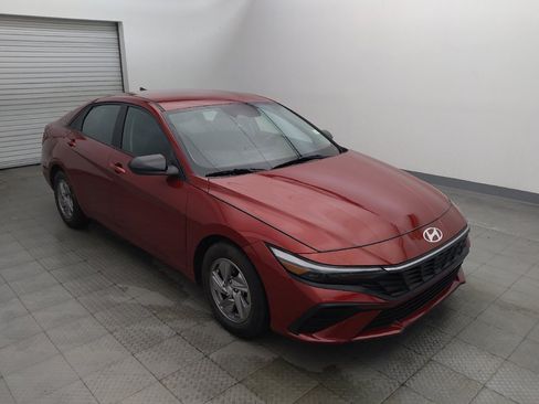 Used 2025 Hyundai Elantra SE FWD image 13