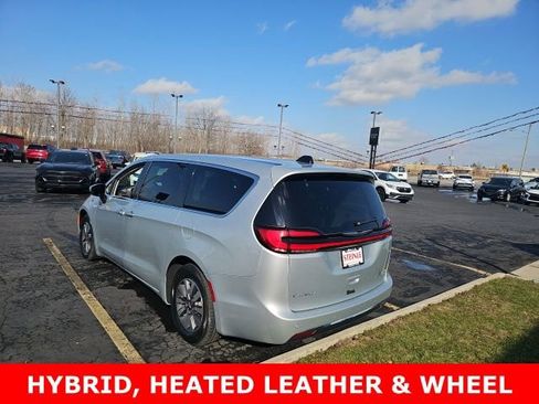 Used 2023 Chrysler Pacifica Touring-L image 5