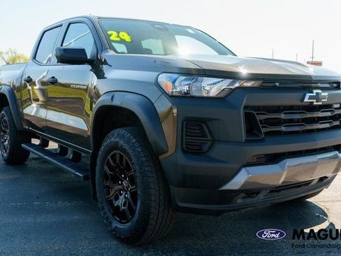 Used 2024 Chevrolet Colorado Trail Boss w/ Advanced Trailering Package AWD/4WD image 4