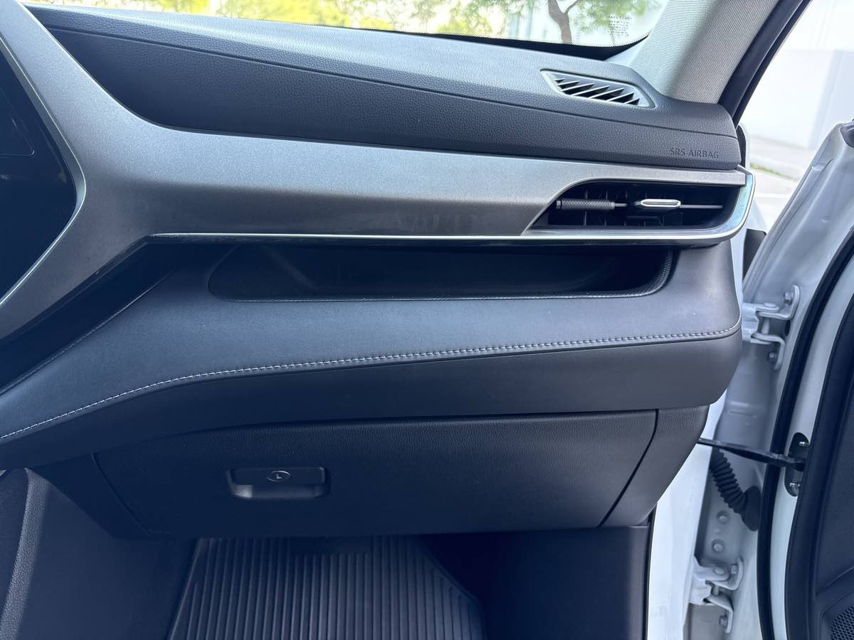Used 2020 Toyota Highlander XLE FWD image 18