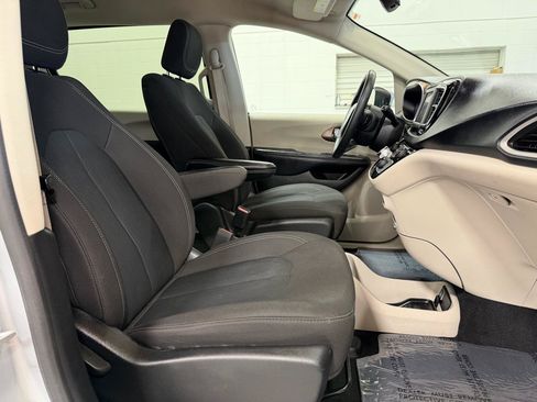Used 2023 Chrysler Voyager LX FWD image 27
