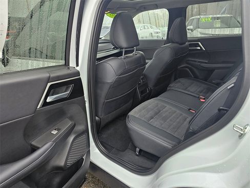Used 2024 Mitsubishi Outlander SE image 9