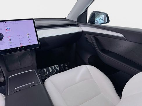 Used 2024 Tesla Model Y Long Range AWD/4WD image 24