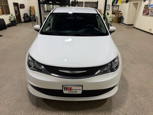 Used 2020 Chrysler Voyager LX FWD image 11