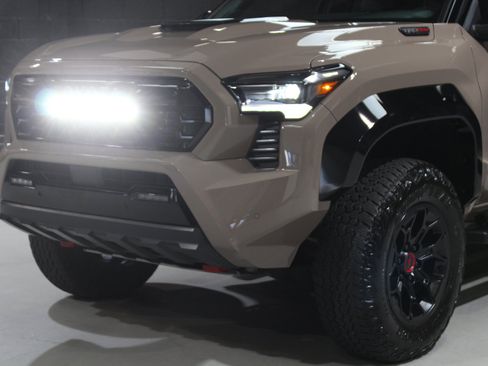 Used 2025 Toyota Tacoma Limited AWD/4WD image 5