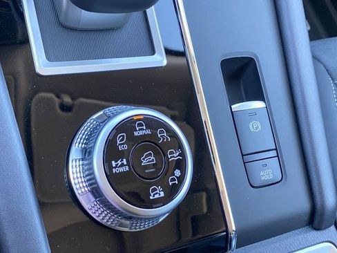 New 2025 Mitsubishi Outlander SE image 18