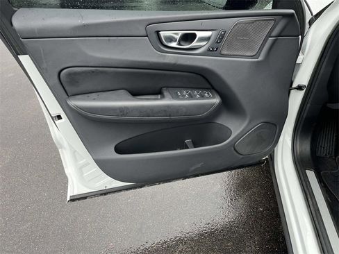 Used 2023 Volvo XC60 B5 Plus image 20
