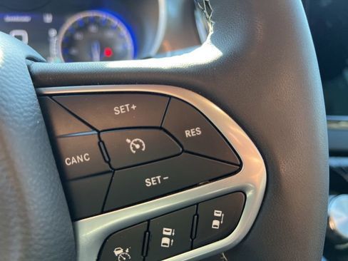 Used 2025 Chrysler Pacifica Select image 15