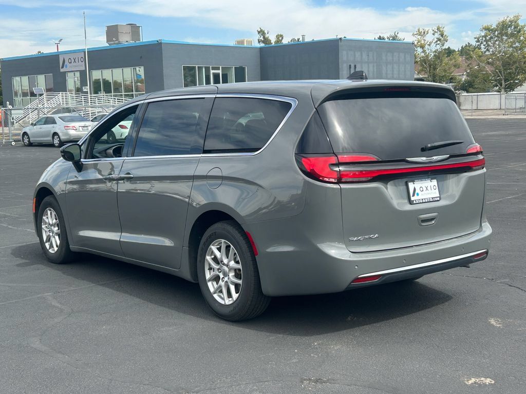 Used 2025 Chrysler Pacifica Select FWD image 5