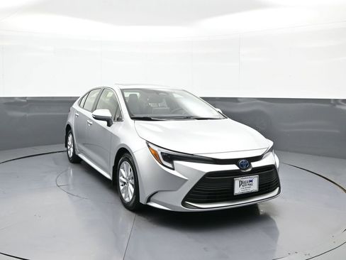 Used 2025 Toyota Corolla XLE image 3