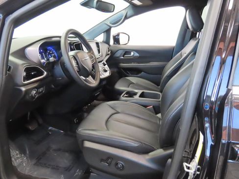 Used 2025 Chrysler Pacifica Select FWD image 14