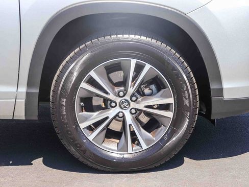Used 2017 Toyota Highlander LE w/ Carpet Mat Package FWD image 11