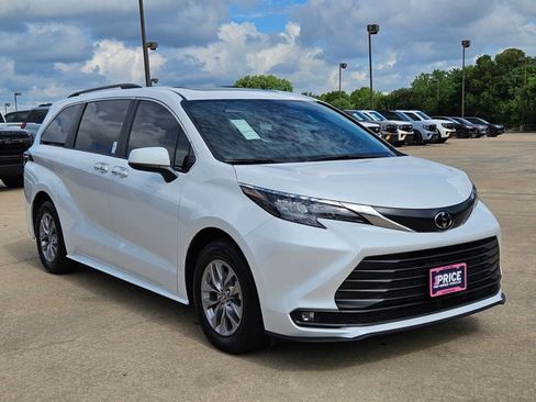 Used 2026 Toyota Sienna XLE FWD image 3