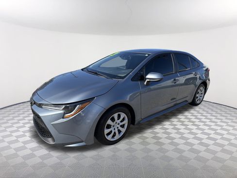 Used 2021 Toyota Corolla LE image 3