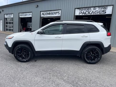 Used 2016 Jeep Cherokee Trailhawk w/ Leather Interior Group AWD/4WD image 4