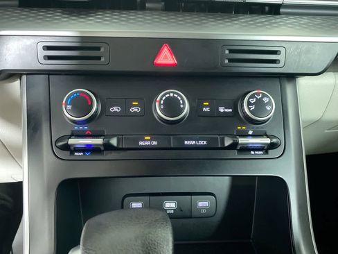 Used 2024 Kia Carnival LX image 26