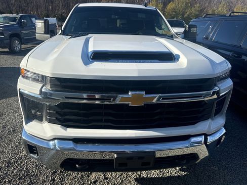 Used 2024 Chevrolet Silverado 2500 LT image 2