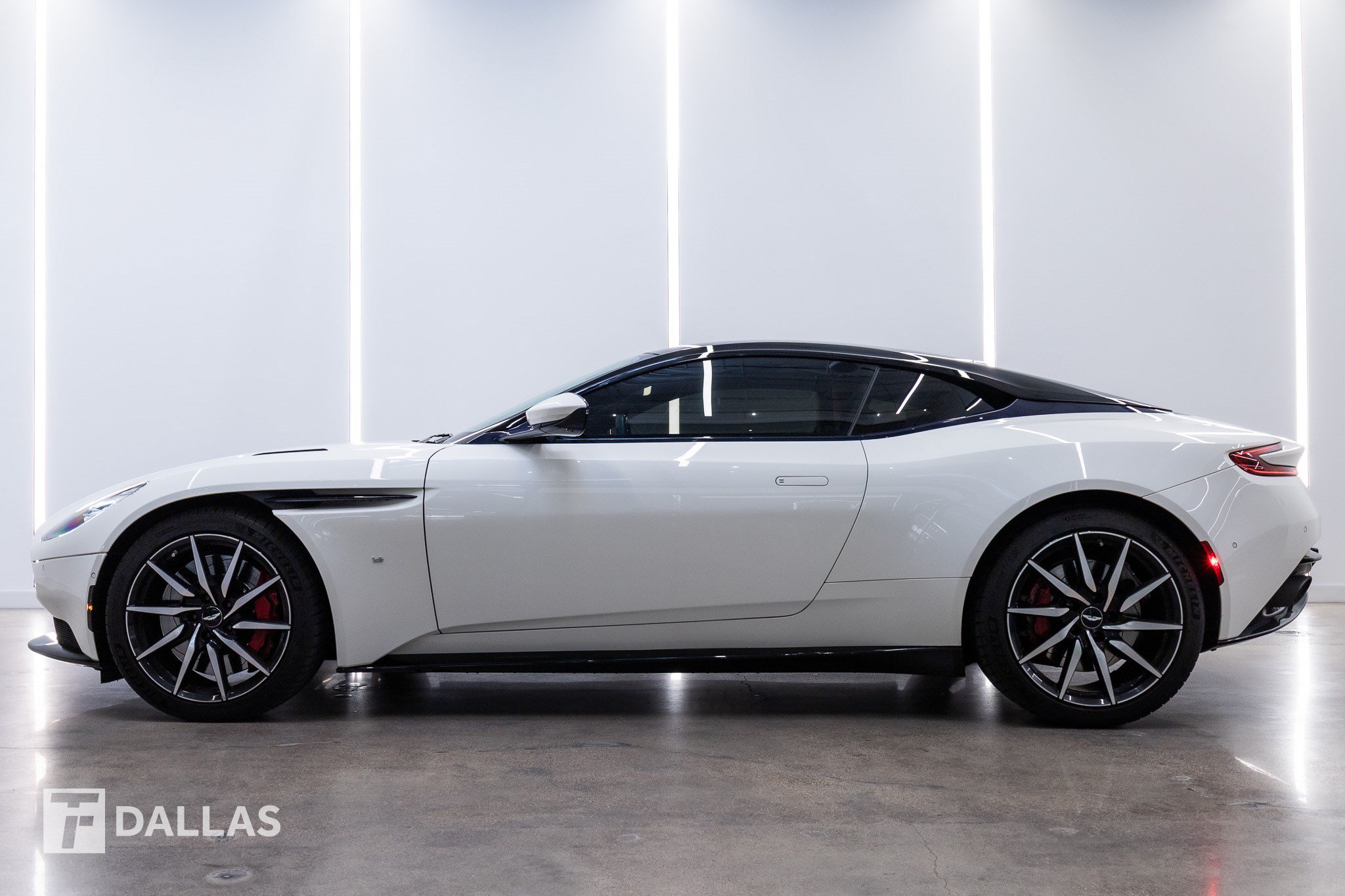 Used 2017 Aston Martin DB11 V12 RWD image 1