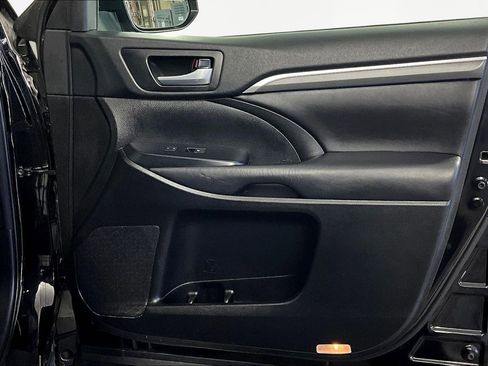 Used 2018 Toyota Highlander SE image 30