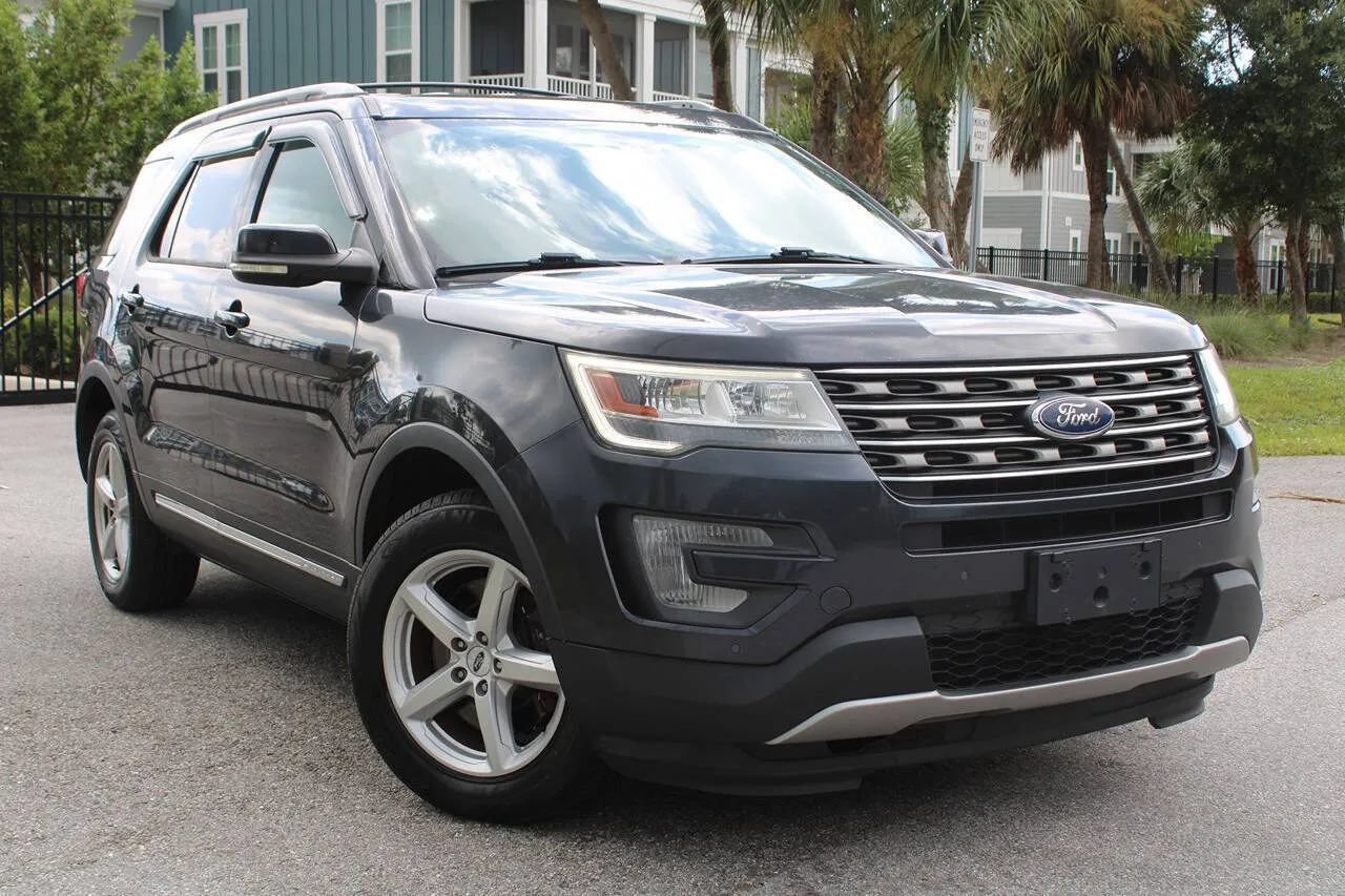 Used 2017 Ford Explorer XLT w/ Equipment Group 202A AWD/4WD image 1
