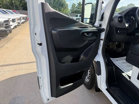 Used 2021 Mercedes-Benz Sprinter 2500 image 9