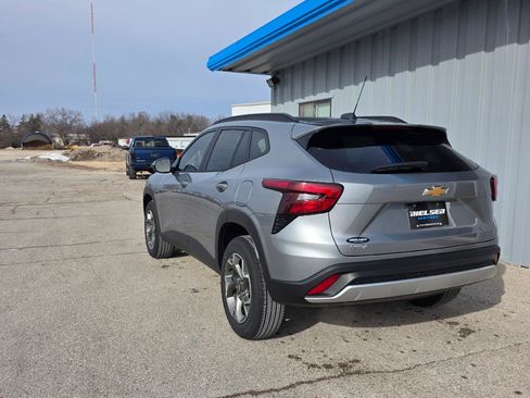 Used 2026 Chevrolet Trax LT w/ LT Convenience Package FWD image 9