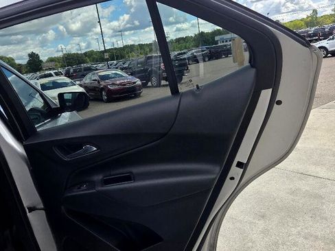 Used 2020 Chevrolet Equinox LT w/ Driver Convenience Package image 14