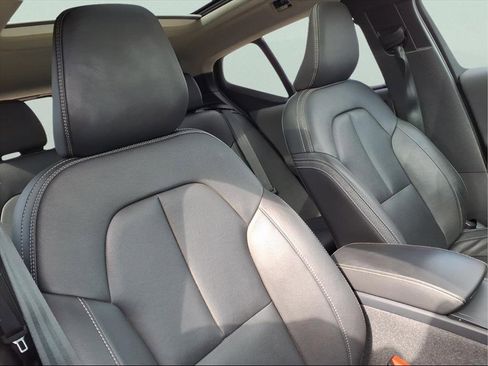 Used 2024 Volvo XC40 B5 Plus w/ Climate Package image 18