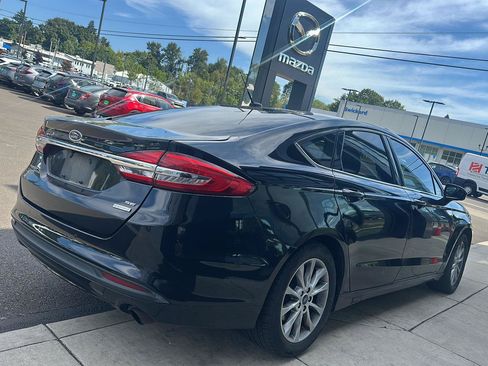 Used 2017 Ford Fusion SE w/ Fusion SE Technology Package FWD image 9