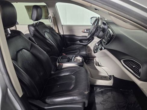 Used 2017 Chrysler Pacifica Touring-L FWD image 32