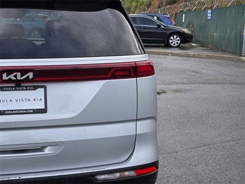 Used 2023 Kia Carnival LX image 6