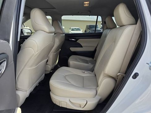 Used 2024 Toyota Highlander XLE FWD image 15