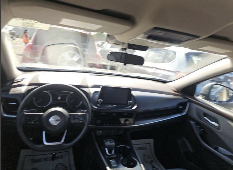 Used 2021 Nissan Rogue SV FWD image 2