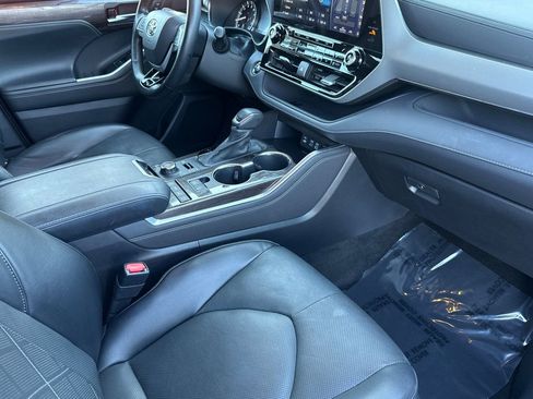 Certified 2022 Toyota Highlander Platinum image 19
