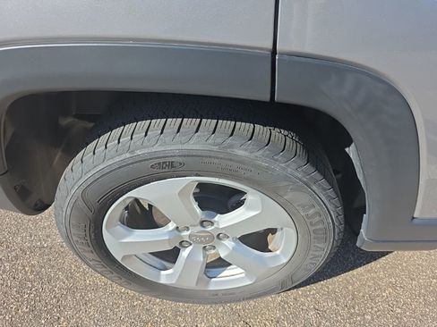 Used 2018 Jeep Compass Latitude w/ Popular Equipment Group AWD/4WD image 9