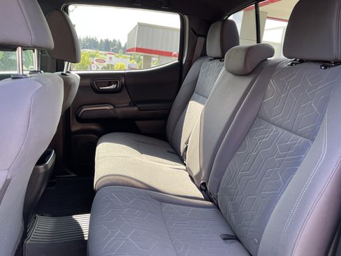 Used 2018 Toyota Tacoma TRD Off-Road w/ Technology Package AWD/4WD image 15