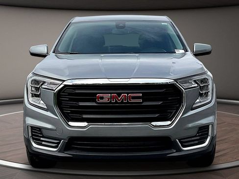 Used 2024 GMC Terrain SLE FWD image 2