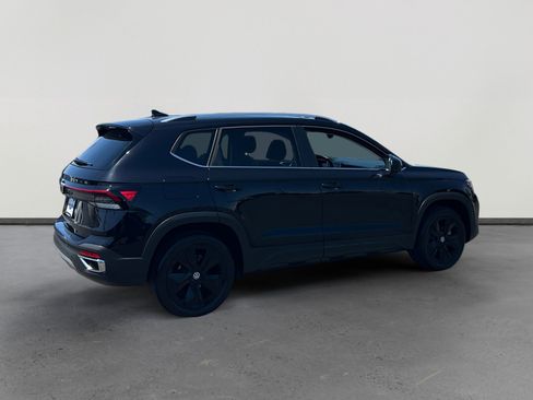 Used 2025 Volkswagen Taos SE w/ Panoramic Sunroof Package FWD image 5