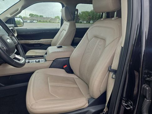 Used 2024 Ford Expedition Limited AWD/4WD image 3