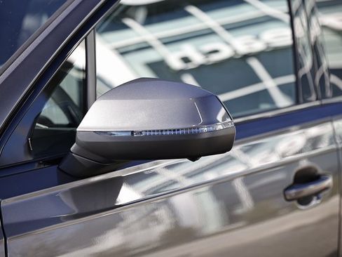 Used 2025 Audi Q7 3.0T Prestige image 11