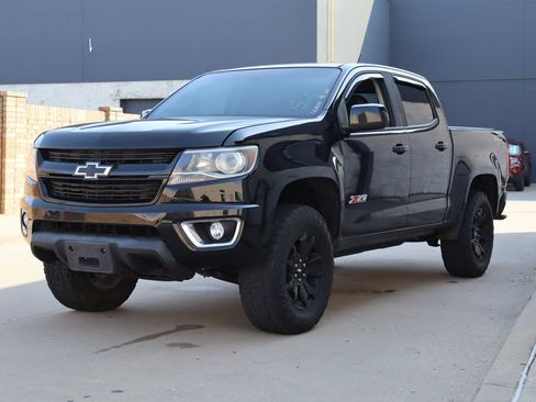 Used 2017 Chevrolet Colorado Z71 w/ Z71 Midnight Edition AWD/4WD image 2