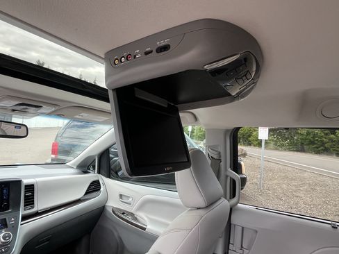 Used 2017 Toyota Sienna XLE w/ XLE Navigation Package AWD/4WD image 16