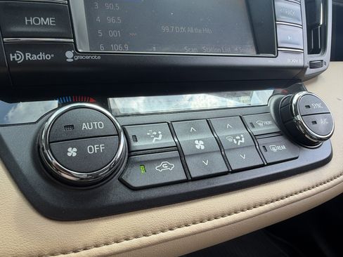 Used 2017 Toyota RAV4 XLE FWD image 38