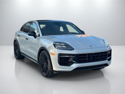 Used 2025 Porsche Cayenne GTS image 3