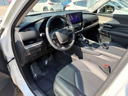 Used 2025 Toyota Grand Highlander AWD image 2