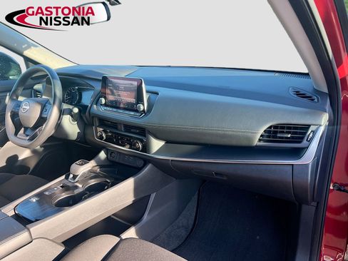 Used 2025 Nissan Rogue S image 37