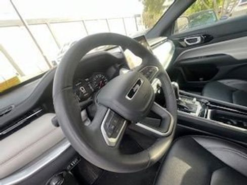 Used 2025 Jeep Compass Limited image 14