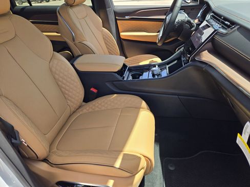 New 2025 Jeep Grand Cherokee L Summit image 11